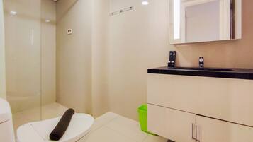 Lejlighed - 2 soveværelser | Badeværelse | Bruser, gratis toiletartikler, håndklæder