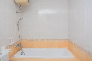 Departamento, 2 habitaciones | Baño | Regadera, amenidades de baño gratuitas, toallas