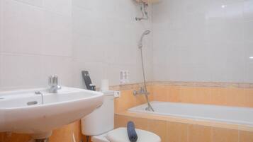 Apartment, 2 Bedrooms | Bathroom | Shower, free toiletries, towels