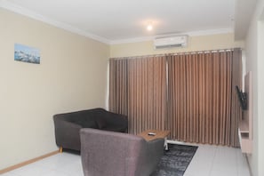 Departamento, 2 habitaciones | Área de sala de estar | Televisión 