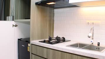 Refrigerador, placa de cocina, utensilios de cocina, mesa de comedor