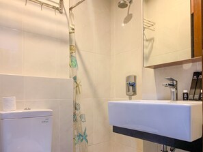 Studio | Badezimmer | Dusche, kostenlose Toilettenartikel, Handtücher