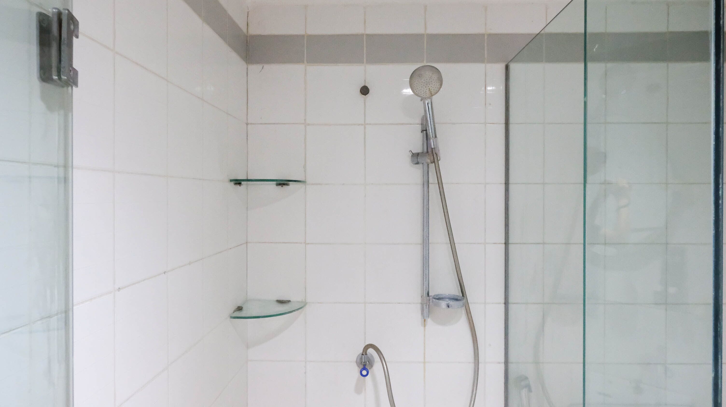 Apartment, 2 Bedrooms | Bathroom | Shower, free toiletries, towels