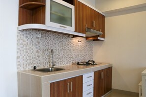 Appartement, 1 chambre | Cuisine privée | Réfrigérateur, surface de cuisson, vaisselle et ustensiles