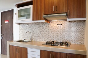 Apartment, 1 Bedroom | Private kitchen | Fridge, stovetop, cookware/dishes/utensils, dining tables - Fancy And Nice 1Br Apartment At H Residence (Jakarta)