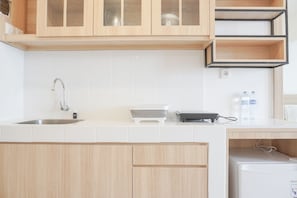 Studio | Eget kök | Kylskåp, spishäll, grytor/köksredskap och matbord