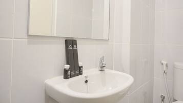 Studio | Bathroom | Shower, free toiletries, towels