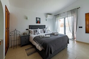 4 chambres, coffres-forts dans les chambres, fer et planche à repasser