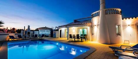 Utendørsbasseng og et oppvarmet basseng