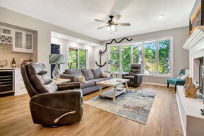 Living area - Tall Ship 331 Keowee Key Condo (Salem)