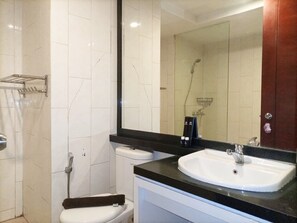Bathroom - Luxurious Studio At Mataram City Apartment (Ngaglik)