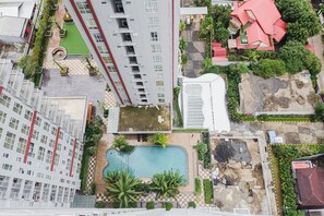 Outdoor pool - Comfort Studio Room At Vida View Makassar Apartment (Makassar)