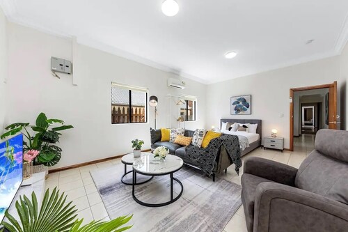 Cheerful three Bedroom house close to City