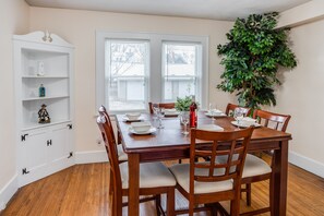 Dining - PROMO 5% WEEKLY/10% MONTHLY
💫Charming Steps to Strong/UofR by Airport/Dwnt/RIT (Rochester)