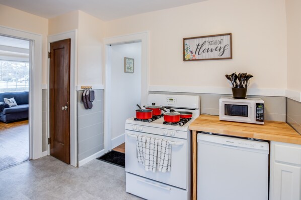 Private kitchen - PROMO 5% WEEKLY/10% MONTHLY
💫Charming Steps to Strong/UofR by Airport/Dwnt/RIT (Rochester)