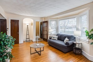 Living area - PROMO 5% WEEKLY/10% MONTHLY
💫Charming Steps to Strong/UofR by Airport/Dwnt/RIT (Rochester)