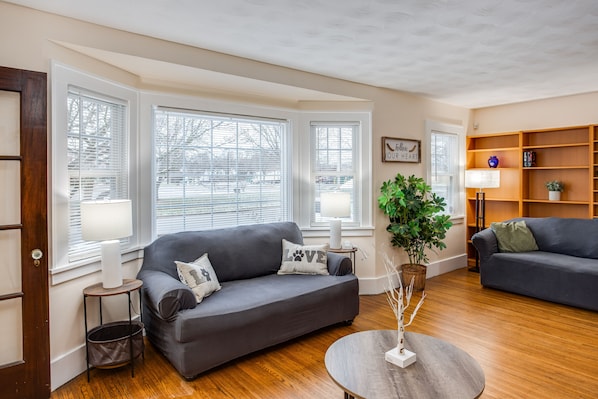 Living area - PROMO 5% WEEKLY/10% MONTHLY
💫Charming Steps to Strong/UofR by Airport/Dwnt/RIT (Rochester)