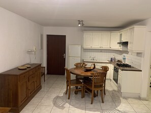 Fridge, microwave, oven, stovetop - Cosy and warm apartment in a quiet residence with swimming pool and private pkg (Pirae)