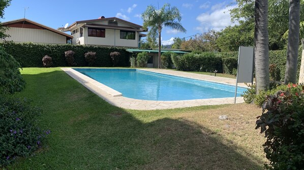 Outdoor pool - Cosy and warm apartment in a quiet residence with swimming pool and private pkg (Pirae)