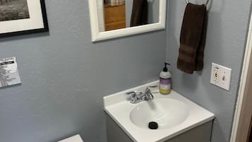 Regadera, toallas, jabón, shampoo