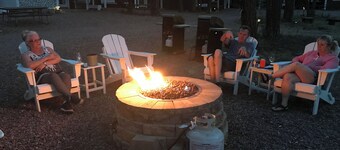 Newly updated bath! Indoor fireplace & Jacuzzi xtra room w kid cot; porch swing