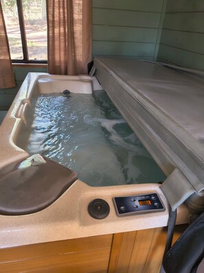 Indoor spa tub - Newly updated! Indoor Jacuzzi & Fireplace in xtra room with kid cot; porch swing (Payson)