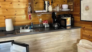 Réfrigérateur, micro-ondes, plaque de cuisson, cafetiÚre/bouilloire