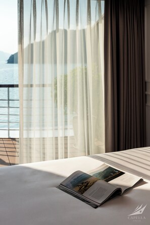 Sky Suite on the 3rd floor | Minibar, in-room safe, desk, laptop workspace