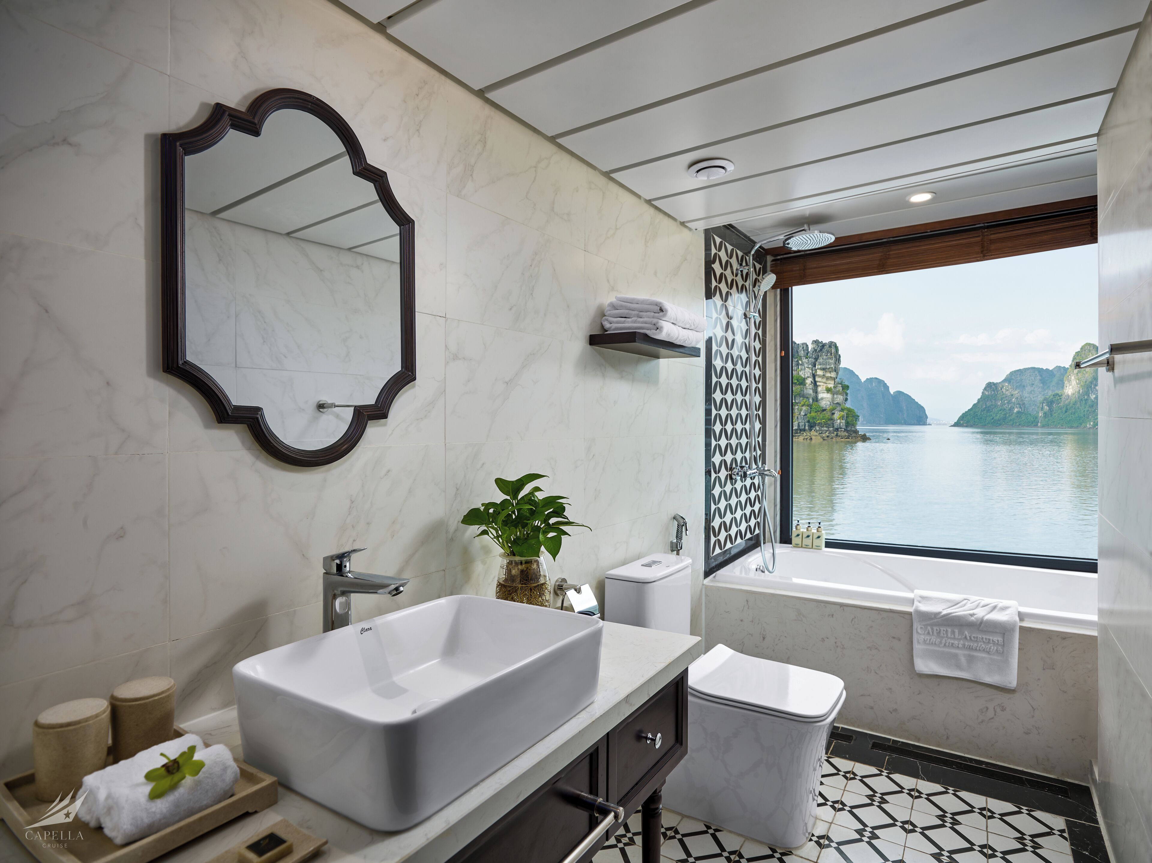Ein modernes Badezimmer mit großem Spiegel, einer Badewanne und einem Waschbecken.
