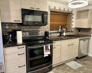 Refrigerador, microondas, horno y parrilla de estufa 