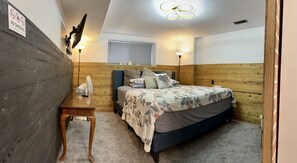3 bedrooms, iron/ironing board, free WiFi, bed sheets - Fully AirConditioned Resort Style home living w/Hottub,outdoor shower and  pool. (Delta)