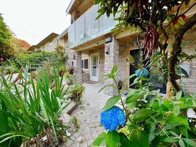 Fully AirConditioned Resort Style home living w/Hottub,outdoor shower and  pool.