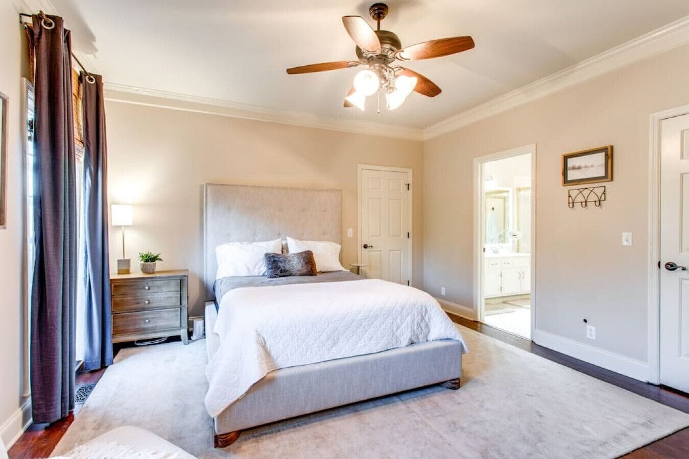 3 habitaciones, escritorio y tabla de planchar con plancha 