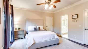 3 habitaciones, escritorio y tabla de planchar con plancha