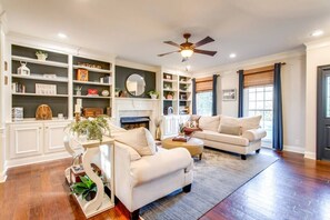 Smart TV, fireplace