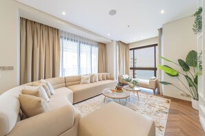 奢华公寓, 2 间卧室, 无烟房, 海景 | 起居区 | 50-英寸智能电视(配备有线频道)、电视、流媒体服务