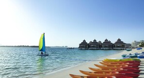 Private beach, sun loungers, beach umbrellas, beach towels - EDEN'S Homes & Villas - Anantara Palm Residences (Dubai)