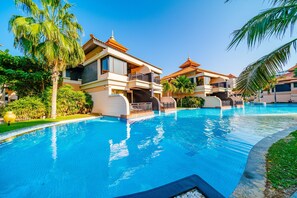 2 outdoor pools, pool umbrellas, sun loungers - EDEN'S Homes & Villas - Anantara Palm Residences (Dubai)