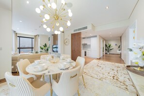 Appartement luxueux, 2 chambres, non-fumeur, vue sur la mer | Salle à manger