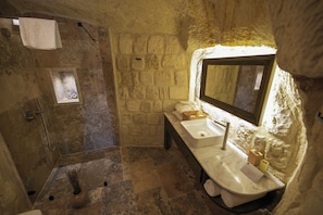 Junior Room | Bathroom | Free toiletries, hair dryer, bathrobes, slippers