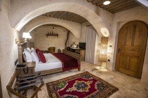 Deluxe Room | Bathroom | Free toiletries, hair dryer, bathrobes, slippers