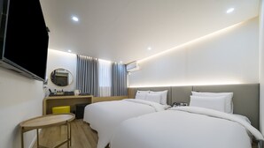 A hotel room with two beds, a desk, a chair, a TV, and a mirror. - Browndot Hotel Namchuncheon (Chuncheon)