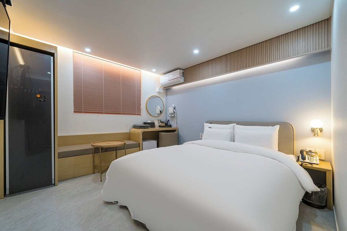 Habitación empresarial doble | Ropa de cama de alta calidad, edredón y escritorio 
