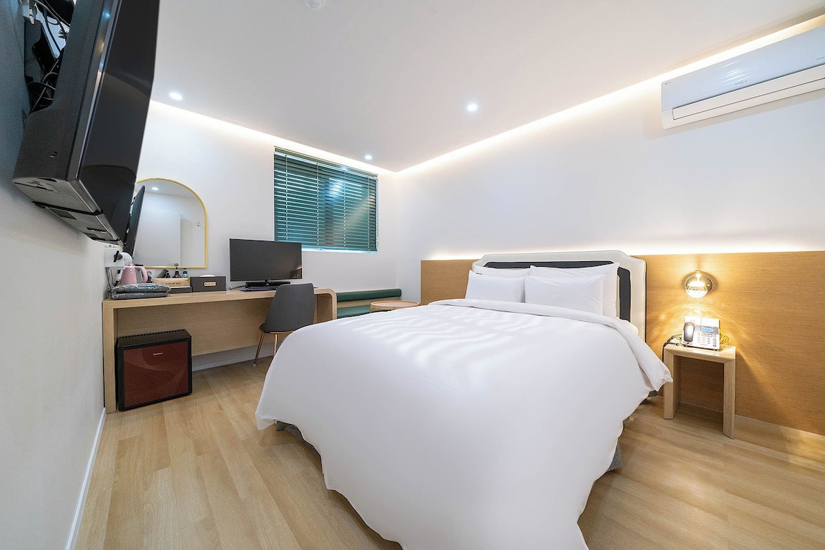 Habitación doble Deluxe | Ropa de cama de alta calidad, edredón y escritorio 