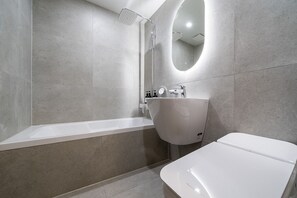 Deluxe Twin kamer | Badkamer | Een bad/douchecombinatie, een haardroger, badjassen, pantoffels