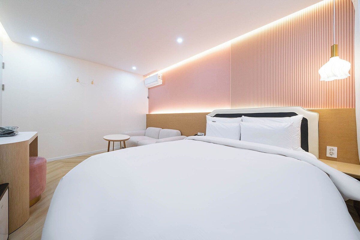 Habitación doble Premium | Ropa de cama de alta calidad, edredón y escritorio 