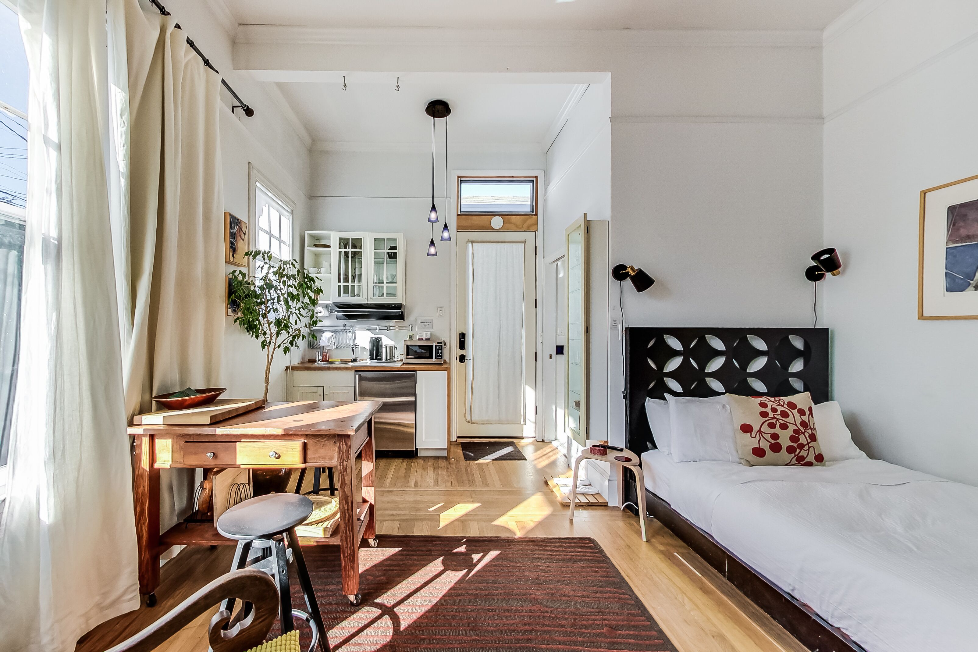 This guest suite is a 0 bedroom(s), 1 bathrooms, located in San Francisco, CA.