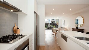 Refrigerador, microondas, horno y parrilla de estufa