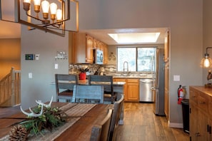 Fridge, microwave, oven, stovetop - Bogey Bear Inn: Magnificent Views of the Golf Course! Walking distance to Bear Mtn! (Big Bear Lake)
