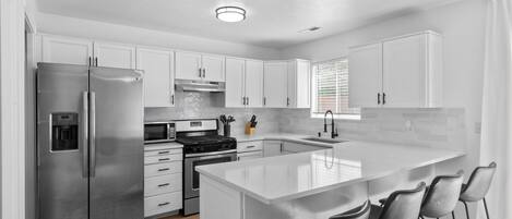 Kühlschrank, Mikrowelle, Ofen, Herdplatte